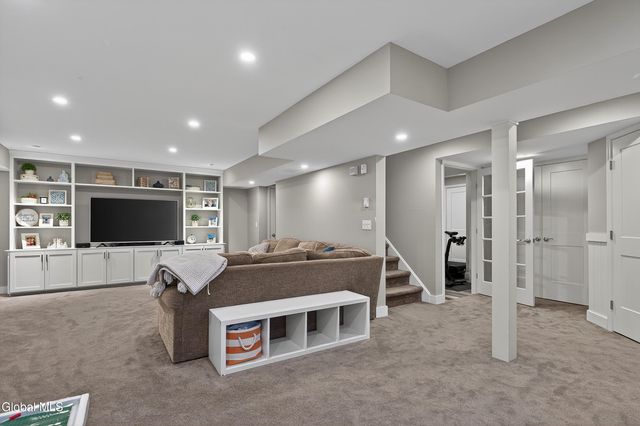 4 Matthews Court, Colonie, NY 12047