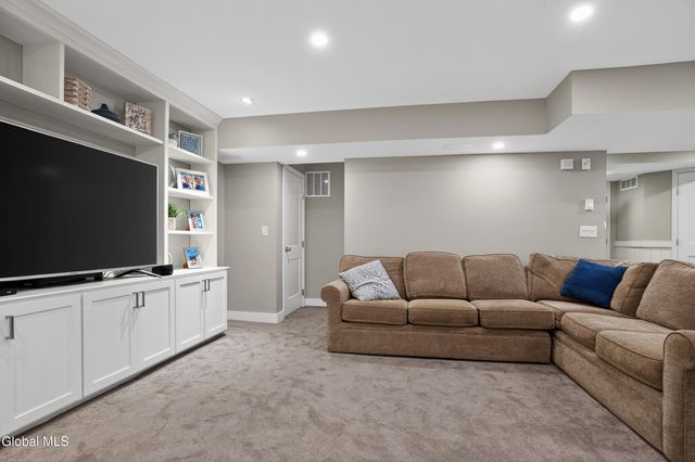 4 Matthews Court, Colonie, NY 12047