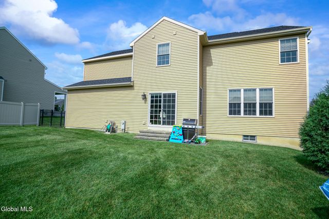 4 Matthews Court, Colonie, NY 12047