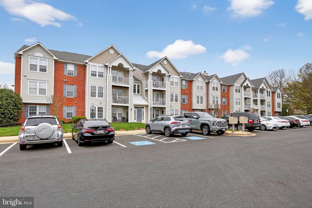 Image 2 of property listing at 2456 APPLE BLOSSOM LN #201, Odenton, MD 21113