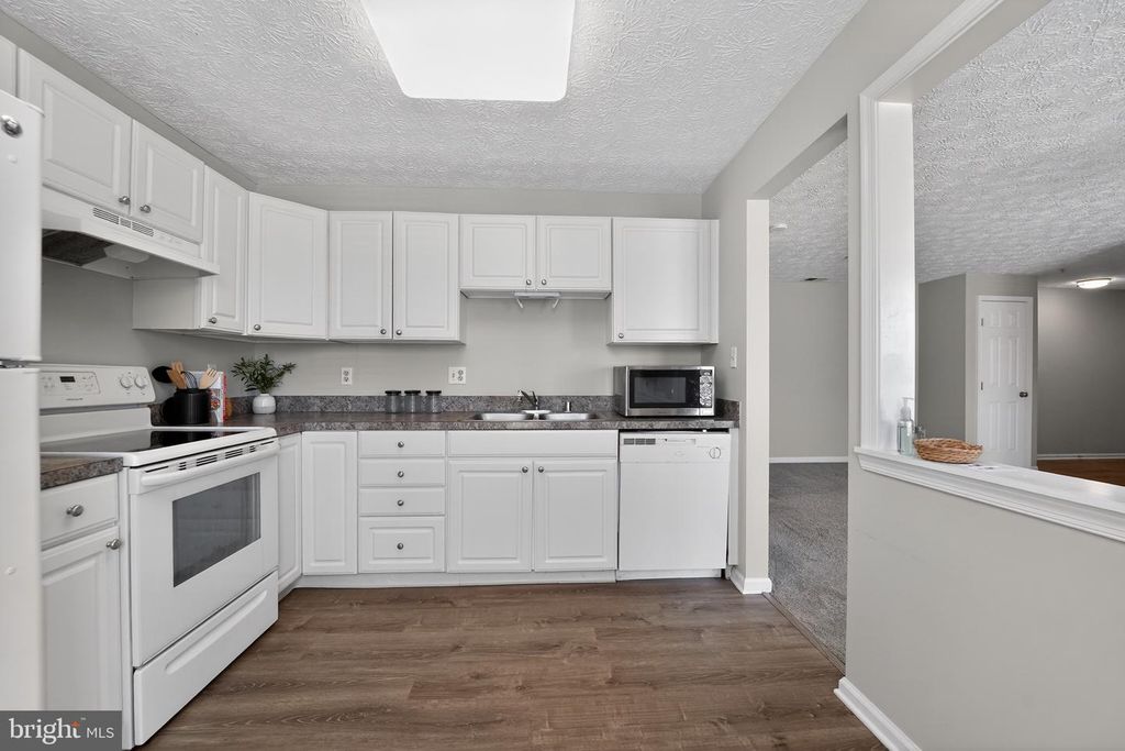 Image 11 of property listing at 2456 APPLE BLOSSOM LN #201, Odenton, MD 21113