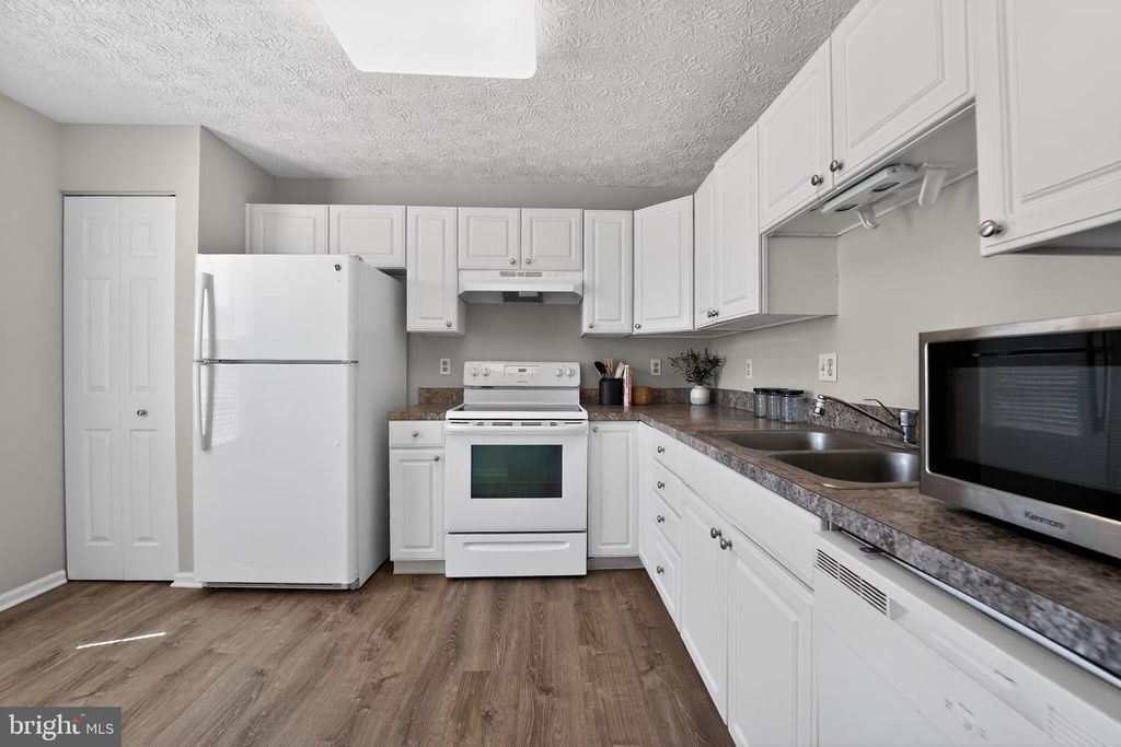 Image 12 of property listing at 2456 APPLE BLOSSOM LN #201, Odenton, MD 21113