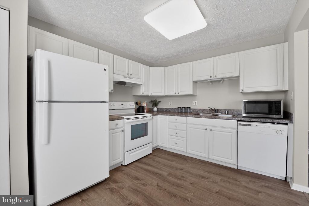 Image 13 of property listing at 2456 APPLE BLOSSOM LN #201, Odenton, MD 21113