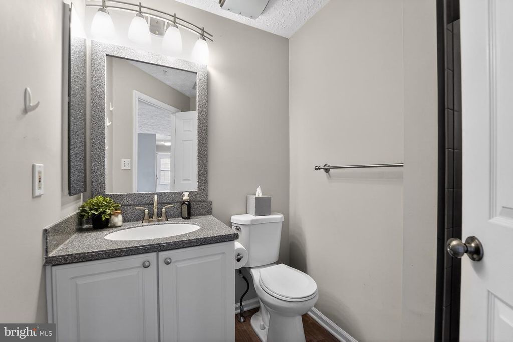 Image 18 of property listing at 2456 APPLE BLOSSOM LN #201, Odenton, MD 21113