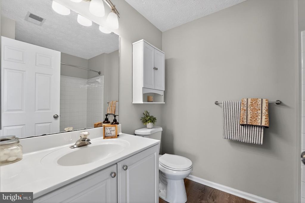 Image 23 of property listing at 2456 APPLE BLOSSOM LN #201, Odenton, MD 21113