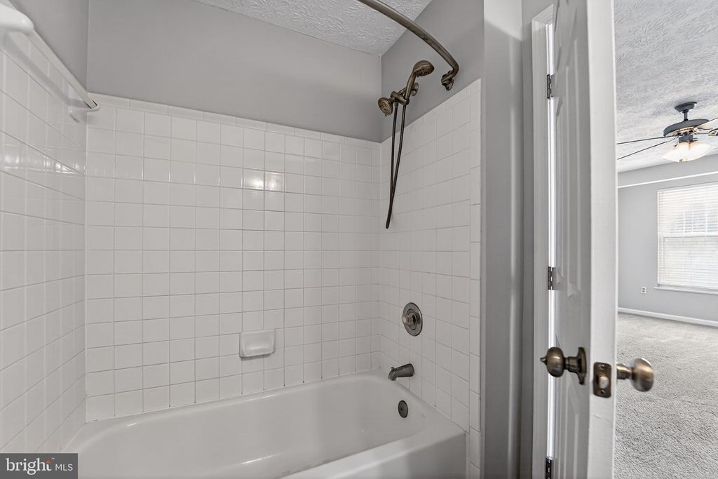 Image 24 of property listing at 2456 APPLE BLOSSOM LN #201, Odenton, MD 21113