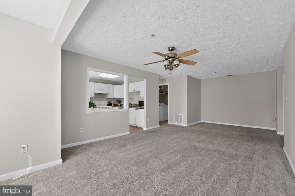 Image 7 of property listing at 2456 APPLE BLOSSOM LN #201, Odenton, MD 21113