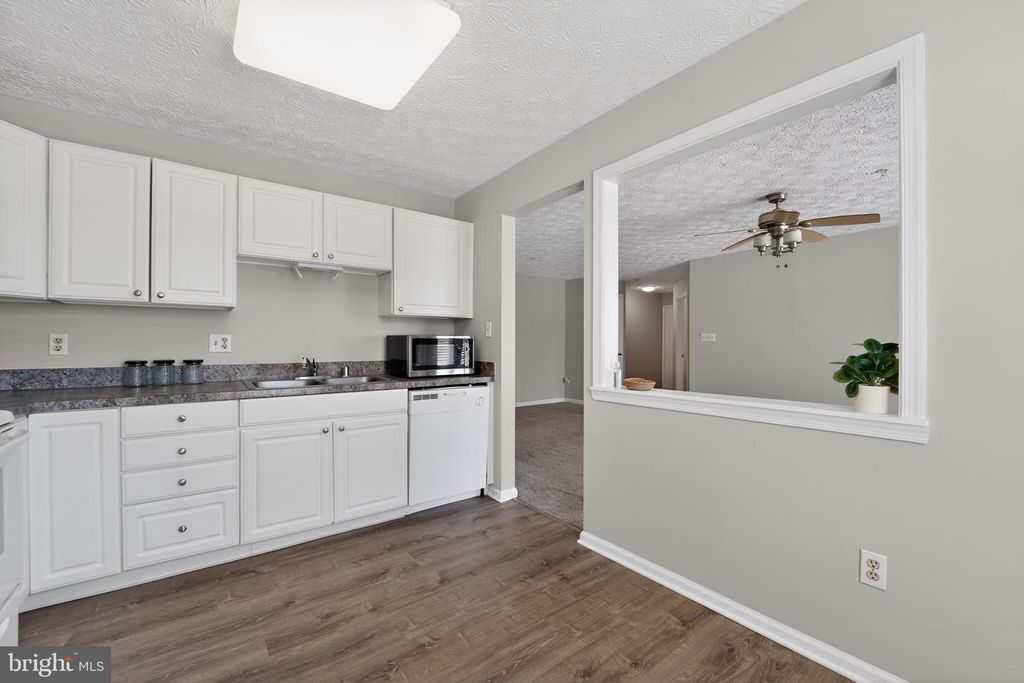 Image 10 of property listing at 2456 APPLE BLOSSOM LN #201, Odenton, MD 21113
