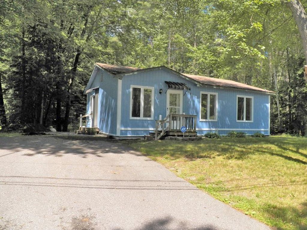 25 Woodlawn Avenue, Hillsborough, NH 03244