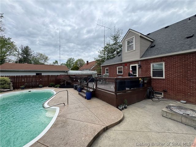 405 Kewanna Drive, Jeffersonville, IN 47130