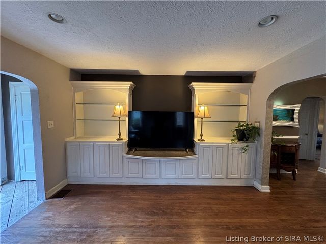 405 Kewanna Drive, Jeffersonville, IN 47130