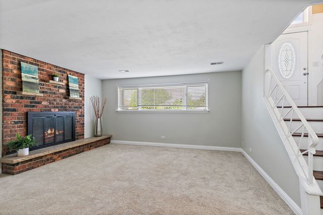 1097 Stratham Court, Schaumburg, IL 60193