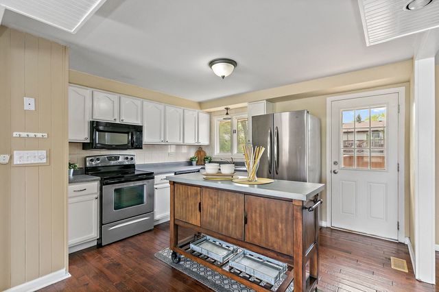 1097 Stratham Court, Schaumburg, IL 60193