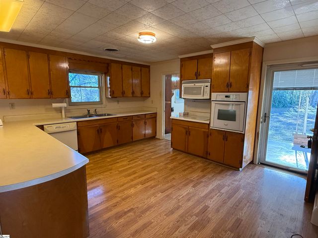 600 N Adair Street, Clinton, SC 29325