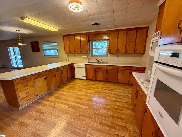 600 N Adair Street, Clinton, SC 29325