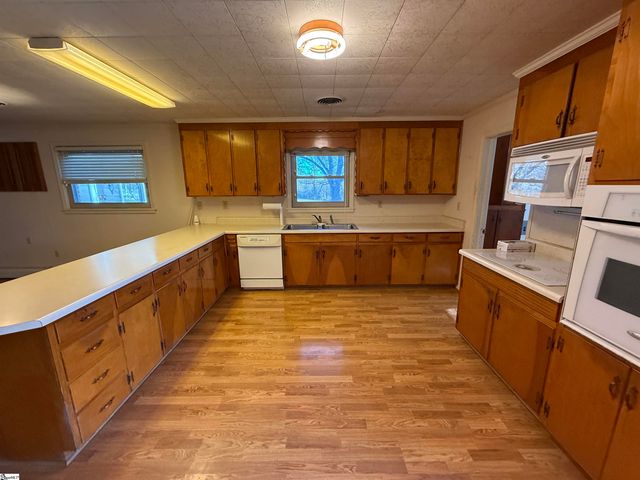 600 N Adair Street, Clinton, SC 29325