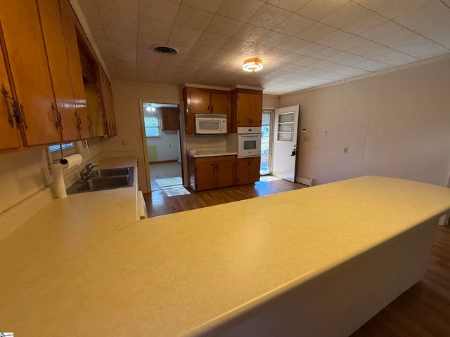 600 N Adair Street, Clinton, SC 29325