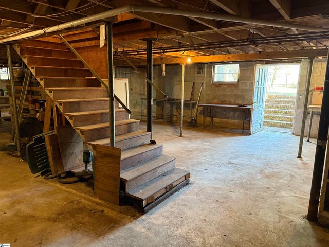 600 N Adair Street, Clinton, SC 29325