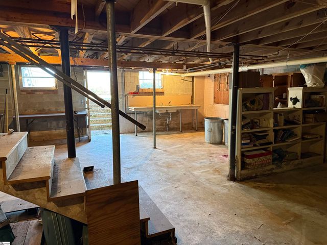 600 N Adair Street, Clinton, SC 29325