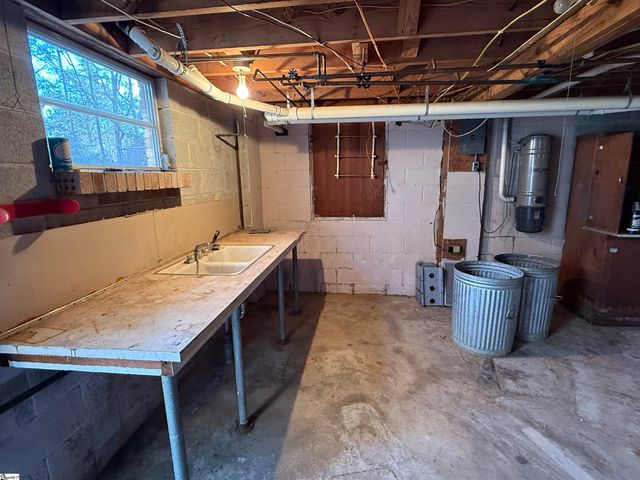 600 N Adair Street, Clinton, SC 29325