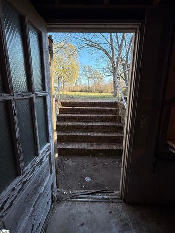 600 N Adair Street, Clinton, SC 29325