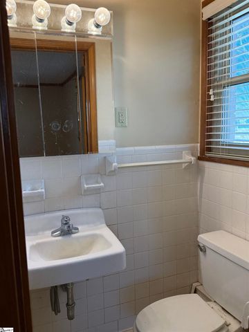 600 N Adair Street, Clinton, SC 29325