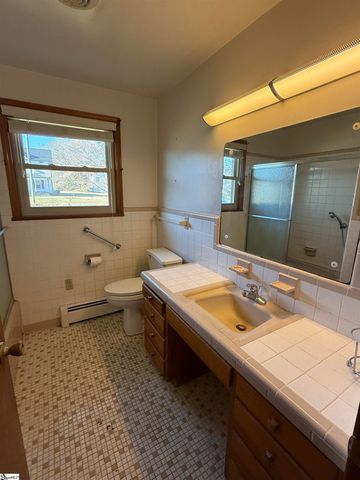 600 N Adair Street, Clinton, SC 29325