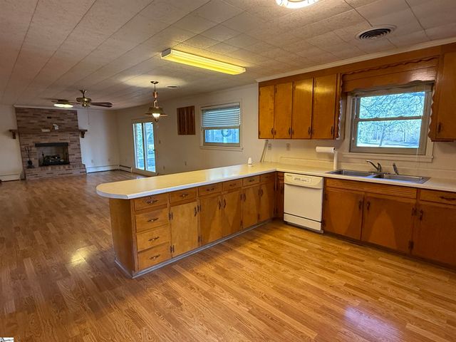 600 N Adair Street, Clinton, SC 29325