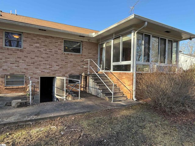 600 N Adair Street, Clinton, SC 29325