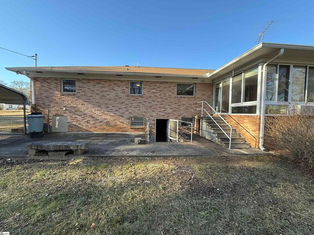 600 N Adair Street, Clinton, SC 29325