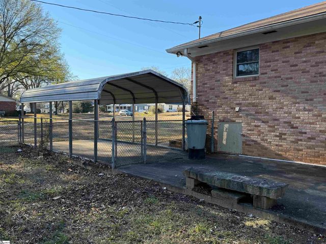 600 N Adair Street, Clinton, SC 29325