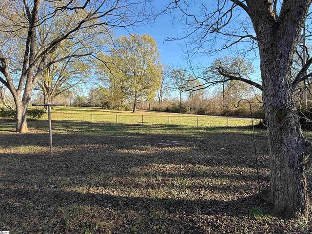 600 N Adair Street, Clinton, SC 29325