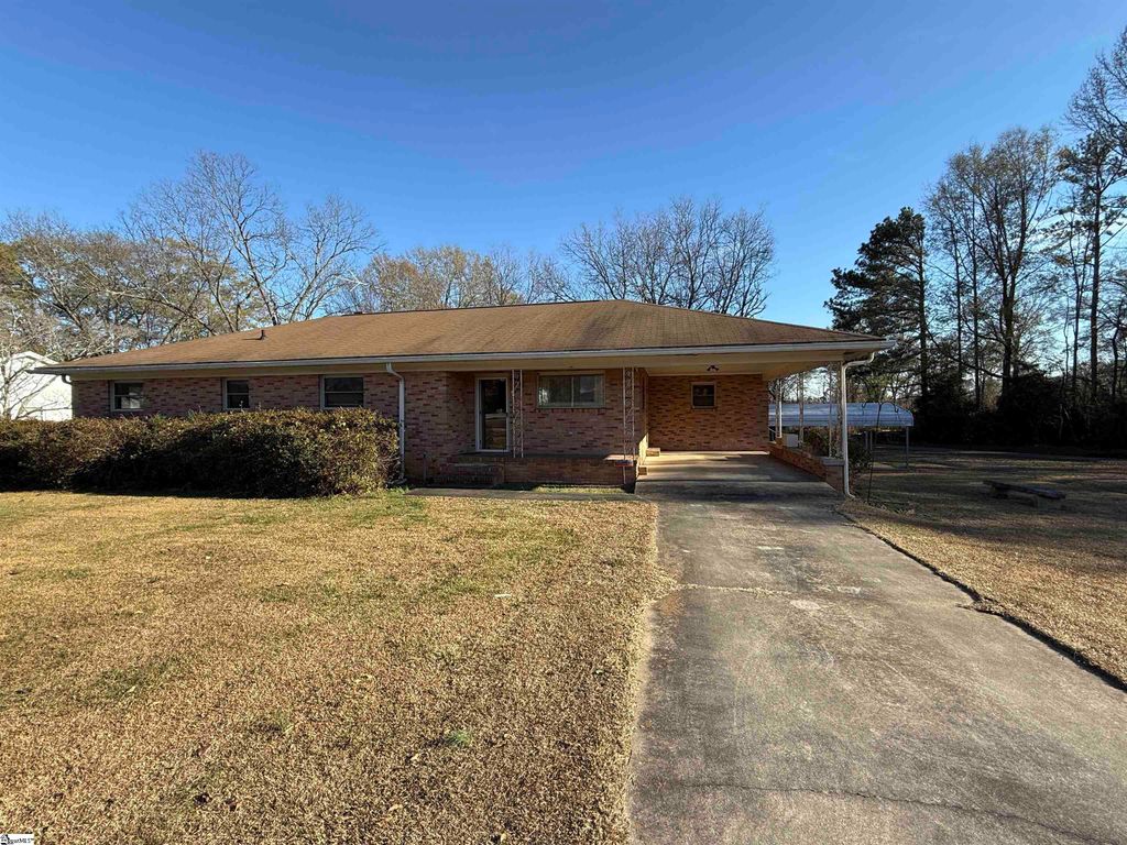 600 N Adair Street, Clinton, SC 29325