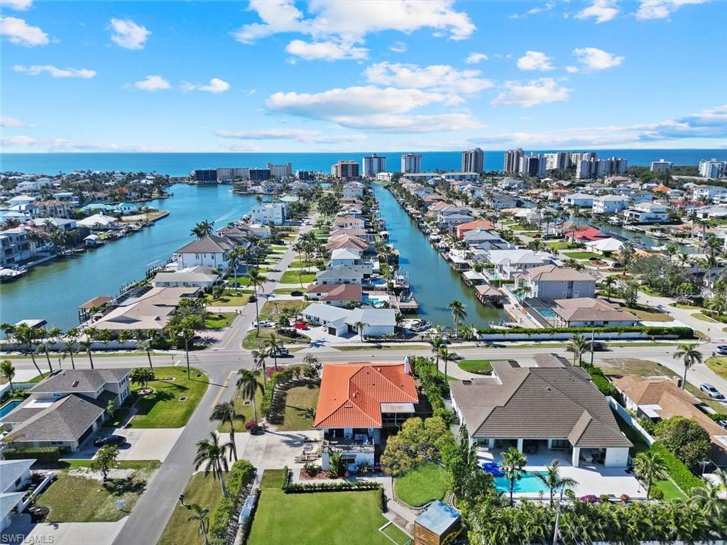 10602 Vanderbilt DR, Naples, FL 34108