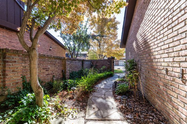 26200 Summerdale Drive, Southfield, MI 48033