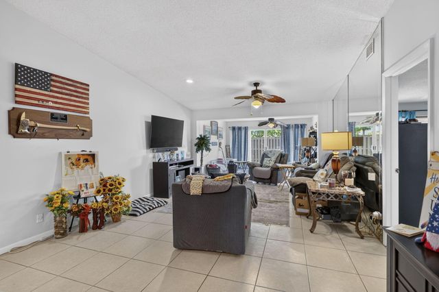 4450 LUCERNE VILLAS Lane, Lake Worth, FL 33467