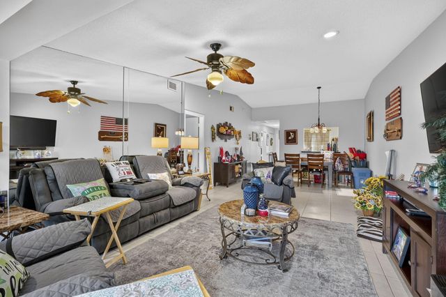 4450 LUCERNE VILLAS Lane, Lake Worth, FL 33467