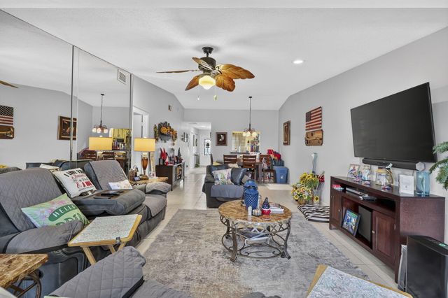 4450 LUCERNE VILLAS Lane, Lake Worth, FL 33467