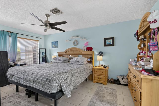 4450 LUCERNE VILLAS Lane, Lake Worth, FL 33467