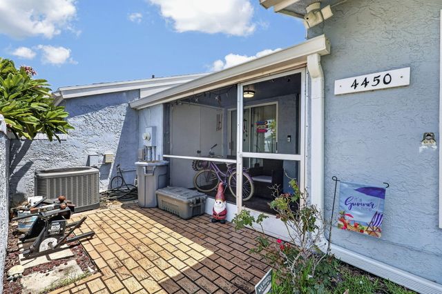 4450 LUCERNE VILLAS Lane, Lake Worth, FL 33467