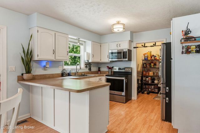 8724 Loch Lea Ln, Louisville, KY 40299