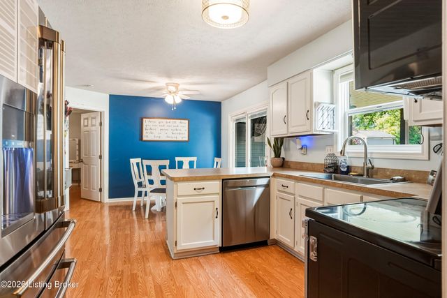8724 Loch Lea Ln, Louisville, KY 40299