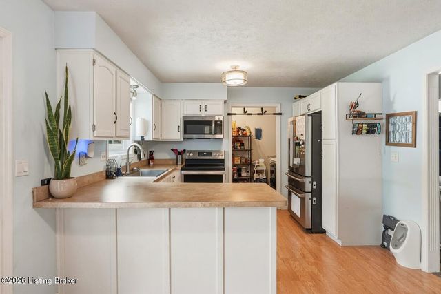 8724 Loch Lea Ln, Louisville, KY 40299
