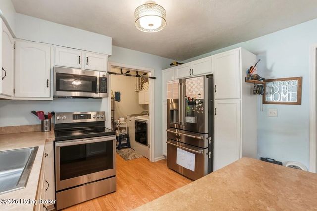8724 Loch Lea Ln, Louisville, KY 40299