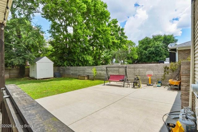8724 Loch Lea Ln, Louisville, KY 40299