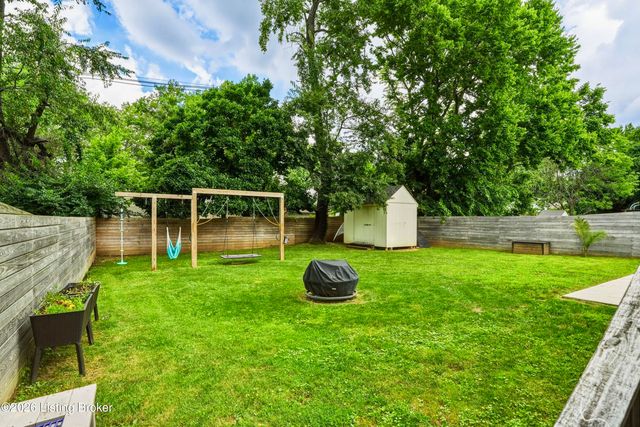 8724 Loch Lea Ln, Louisville, KY 40299