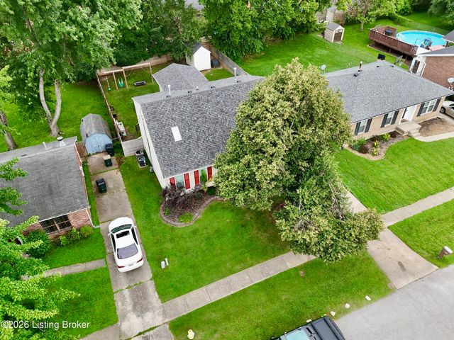 8724 Loch Lea Ln, Louisville, KY 40299