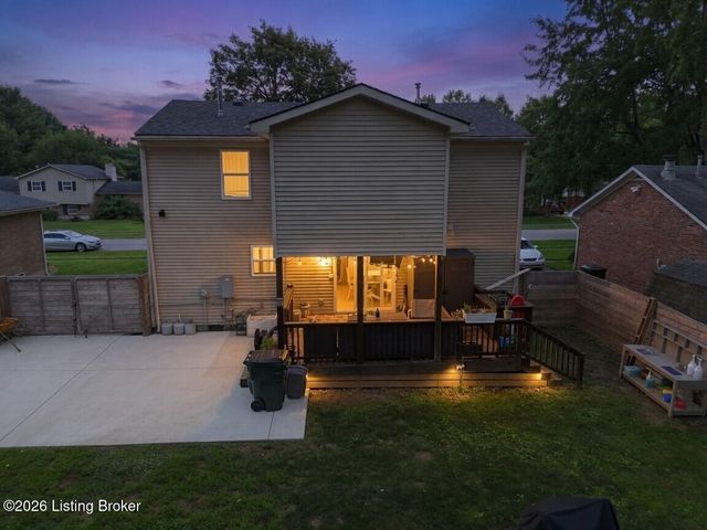 8724 Loch Lea Ln, Louisville, KY 40299