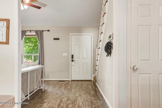 8724 Loch Lea Ln, Louisville, KY 40299