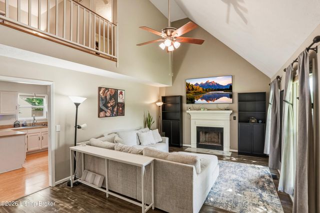 8724 Loch Lea Ln, Louisville, KY 40299